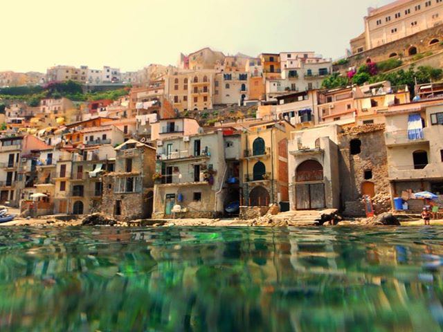 Case e barche a Chianalea